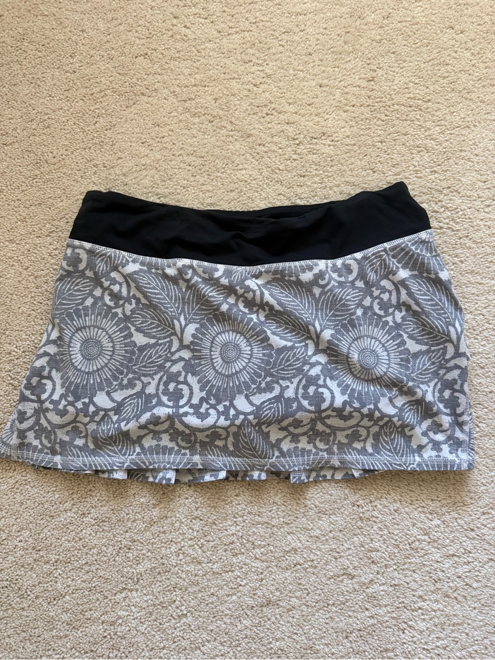 Lululemon Pacesetter Black and Gray Floral Print Skirt 8